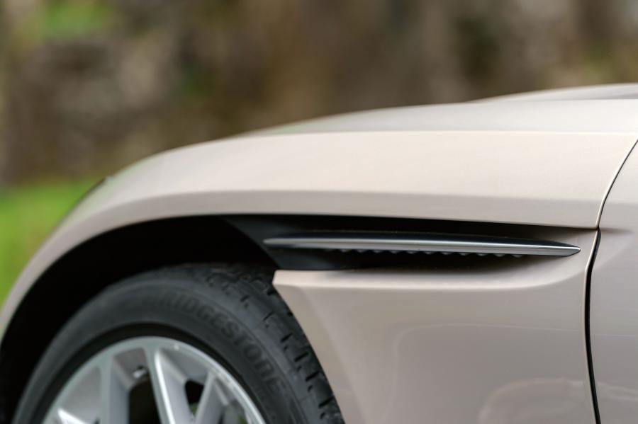 Детали экстерьера Aston Martin DB11 V8 Volante 2018 года  (UK) (фото 25 из 40)